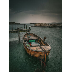 Umělecká fotografie Old fishingboat in the rain, Dan Larsson, (30 x 40 cm)