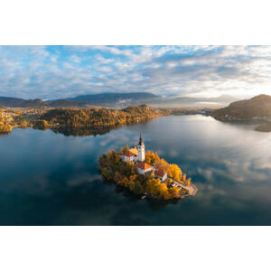 Umělecká fotografie Aerial view of lake Bled church, Slovenia, Marco Bottigelli, (40 x 26.7 cm)