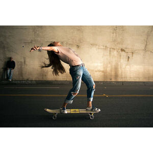 Umělecká fotografie Woman skateboarding in tunnel, Ian Logan, (40 x 26.7 cm)