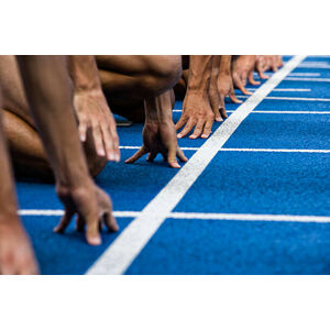 Umělecká fotografie Track sprinters lined up at starting, Michael H, (40 x 26.7 cm)