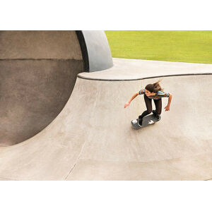 Umělecká fotografie Young woman skateboarding, Flashpop, (40 x 30 cm)