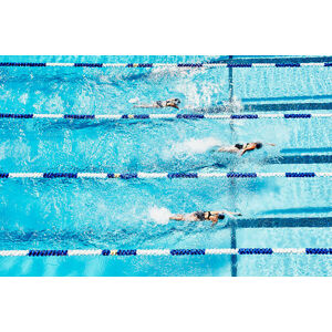 Umělecká fotografie Competitive swimmers racing in outdoor pool, Thomas Barwick, (40 x 26.7 cm)