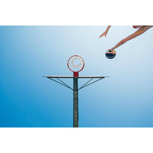 Umělecká fotografie Woman shoots for goal in the basketball court, deimagine, (40 x 26.7 cm)