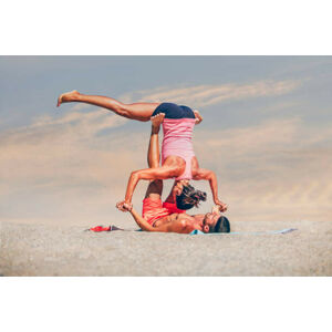 Umělecká fotografie Young sporty couple practicing acroyoga exercises, Sergio Lacueva, (40 x 26.7 cm)