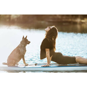 Umělecká fotografie Paddleboarding Woman With Dog, RyanJLane, (40 x 26.7 cm)