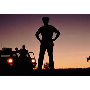 Umělecká fotografie Silhouette of policemen with police car, Brownie Harris, (40 x 26.7 cm)