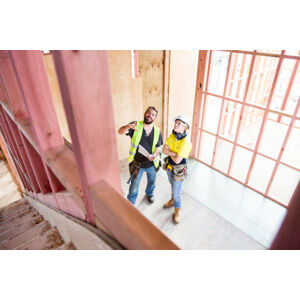 Umělecká fotografie male and female construction workers discuss, Jessie Casson, (40 x 26.7 cm)