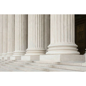 Umělecká fotografie Front Steps and Columns of the Supreme Court, Mint Images, (40 x 26.7 cm)