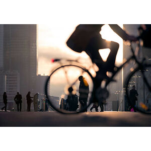 Umělecká fotografie Businessman on bicycle passing skyline La Defense, EschCollection, (40 x 26.7 cm)
