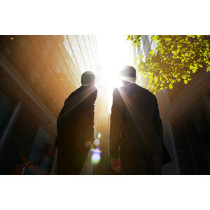 Umělecká fotografie Two businessmen looking up into the sun., Ezra Bailey, (40 x 26.7 cm)