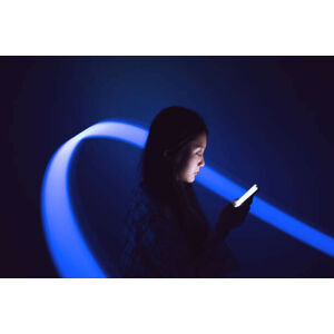 Umělecká fotografie Young Asian woman using smartphone on, Qi Yang, (40 x 26.7 cm)
