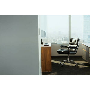 Umělecká fotografie bright corner office space with desk and chairs, Erik Von Weber, (40 x 26.7 cm)