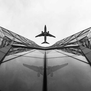 Umělecká fotografie Jet airplane passes overhead skyscrapers, Ascent Xmedia, (40 x 40 cm)