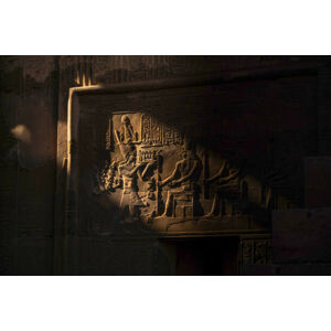 Umělecká fotografie Egyptian God and Hieroglyphics on the wall, nomadnes, (40 x 26.7 cm)
