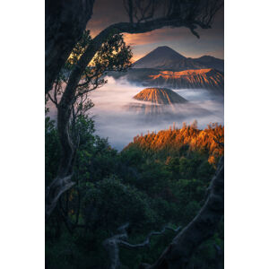 Umělecká fotografie First glimpses of Mount Bromo, NingYun Ye, (26.7 x 40 cm)