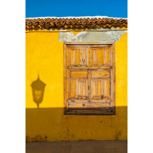 Umělecká fotografie Antique spanish style old wooden window, GarryKillian, (26.7 x 40 cm)