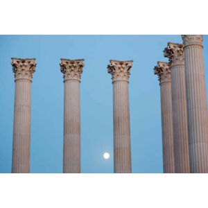 Umělecká fotografie Roman Temple under the moonlight, Santiago Urquijo, (40 x 26.7 cm)