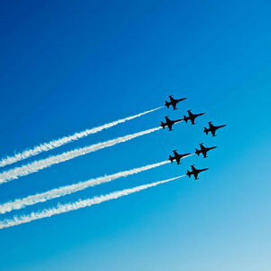 Umělecká fotografie Fighter planes in airshow on blue sky, ozgurdonmaz, (40 x 40 cm)