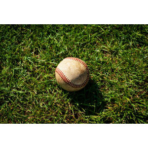 Umělecká fotografie Baseball on grass field, Shawn Waldron, (40 x 26.7 cm)