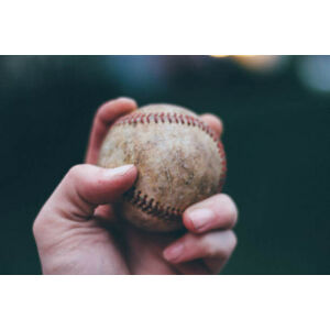 Umělecká fotografie Hand holding baseball, Justin Ross, (40 x 26.7 cm)