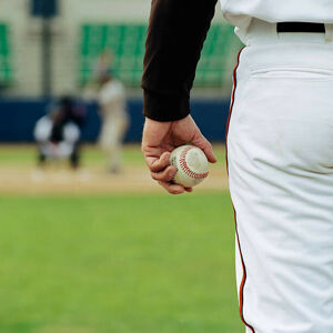 Umělecká fotografie Pitcher on Mound Holding Baseball, Patrik Giardino, (40 x 40 cm)