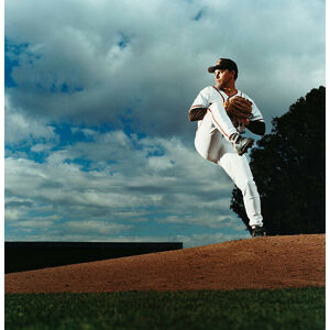 Umělecká fotografie Pitcher Throwing Baseball, Patrik Giardino, (40 x 40 cm)