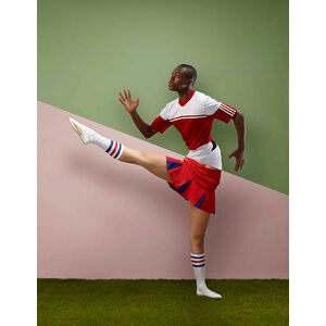 Umělecká fotografie Footballer top, cheer leader bottom, Tim Macpherson, (30 x 40 cm)