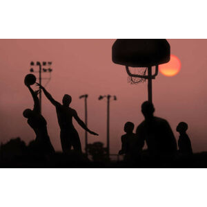 Umělecká fotografie Young men playing basketball at sunset., Grant Faint, (40 x 24.6 cm)