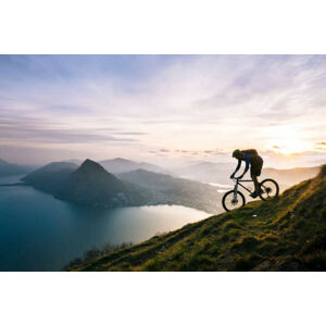 Umělecká fotografie Mountain biker descends steep mountain slope, Milo Zanecchia/ Ascent Xmedia, (40 x 26.7 cm)