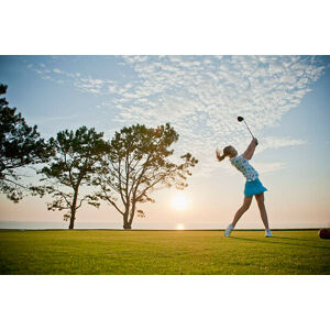 Umělecká fotografie Teen girl makes a powerful drive on a golf course, Stephen Simpson, (40 x 26.7 cm)