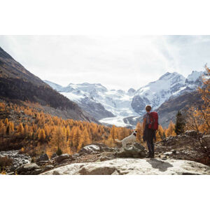 Umělecká fotografie Solo traveller hiking in Switzerland, Brigitte Blättler, (40 x 26.7 cm)