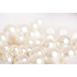 Umělecká fotografie Pile of pearls on the white background, triocean, (40 x 26.7 cm)