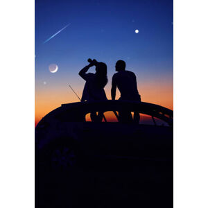 Umělecká fotografie Couple stargazing together with binoculars., m-gucci, (26.7 x 40 cm)