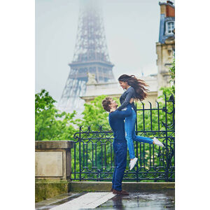 Umělecká fotografie Happy young couple in front of the Eiffel tower, encrier, (26.7 x 40 cm)