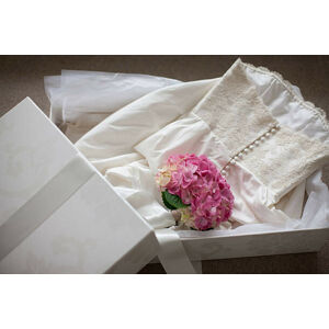Umělecká fotografie Pink hydrangea on wedding dress  in box, Tom Merton, (40 x 26.7 cm)