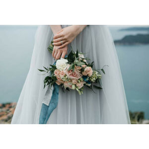 Umělecká fotografie Bride holding a wedding bouquet, franz12, (40 x 26.7 cm)