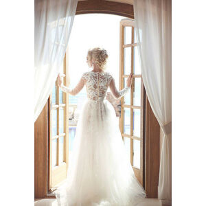 Umělecká fotografie Young bride in gorgeous wedding dress, victoriaandreas, (26.7 x 40 cm)