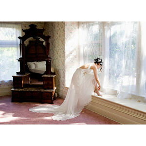 Umělecká fotografie Bride Getting Ready in Hotel Room, Natalie Fobes, (40 x 26.7 cm)