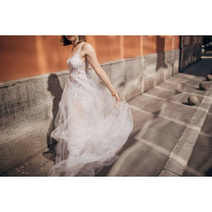 Umělecká fotografie Bride on the street, South_agency, (40 x 26.7 cm)