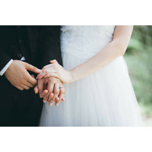 Umělecká fotografie Close-Up Of Couple Holding Hands, Luke Chan, (40 x 26.7 cm)