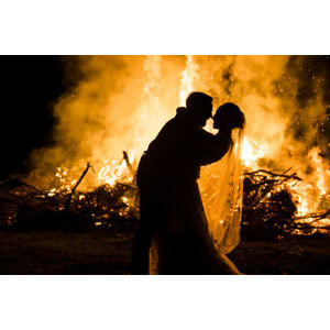 Umělecká fotografie Bride and Groom silhouette with Fire behind them, Ellen LeRoy Photography, (40 x 26.7 cm)