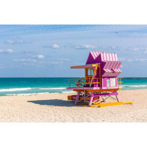 Umělecká fotografie Pink lifeguard hut at South Beach, Miami, USA, Alexander Spatari, (40 x 26.7 cm)