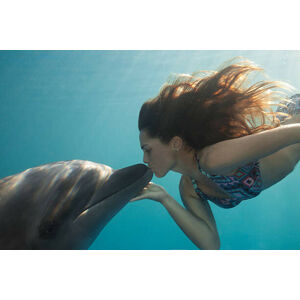 Umělecká fotografie Young Woman Kisses Dolphin Underwater, Sunbeams, Justin Lewis, (40 x 26.7 cm)