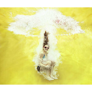 Umělecká fotografie Girl jumping into water on yellow background, Stanislaw Pytel, (40 x 35 cm)