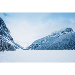 Umělecká fotografie Snowy mountains in remote landscape, Lake, Jacobs Stock Photography Ltd, (40 x 26.7 cm)