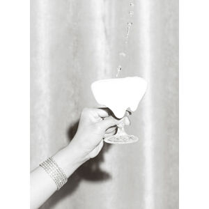 Umělecká fotografie Hands Drink Glass Black and White, Pictufy Studio, (30 x 40 cm)