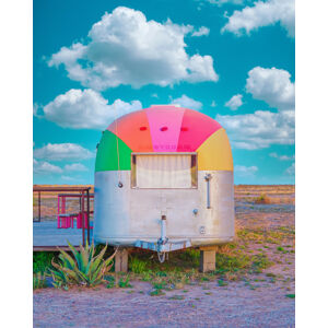 Umělecká fotografie Vintage Camper Trailer With Rainbow Top, Tom Windeknecht, (30 x 40 cm)