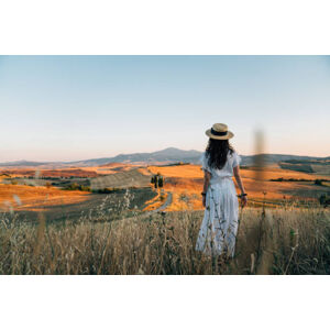 Fotografie Young woman admiring sunset in a, FilippoBacci, 40x26.7 cm