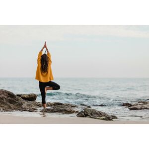 Umělecká fotografie practicing yoga at beach, Javier Pardina, (40 x 26.7 cm)