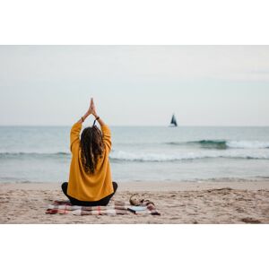 Umělecká fotografie practicing yoga at beach, Javier Pardina, (40 x 26.7 cm)